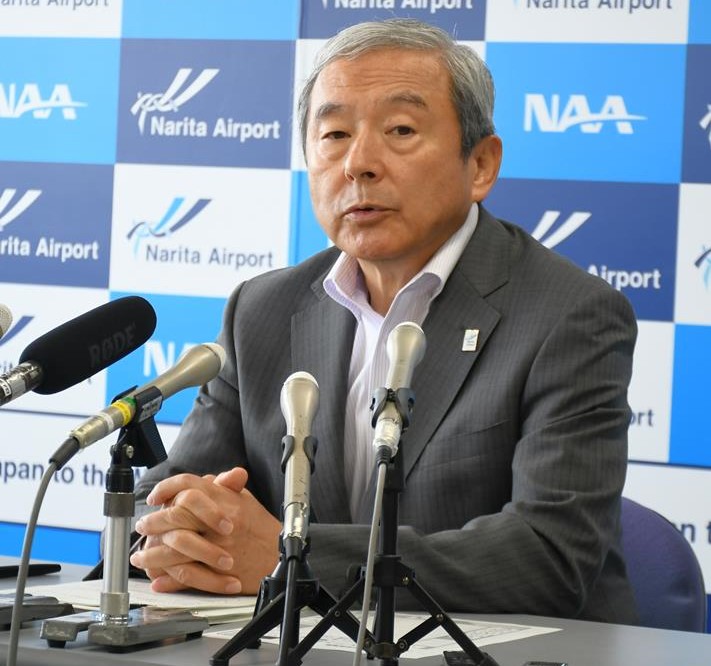 航空燃料不足の成田空港への影響などについて定例記者会見で説明するNAAの田村社長=27日、成田市