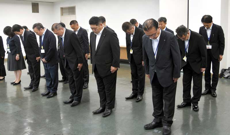 事故発生時刻に合わせて黙とうする八街市の北村市長（前列右）ら＝２８日午後３時２５分ごろ、市役所