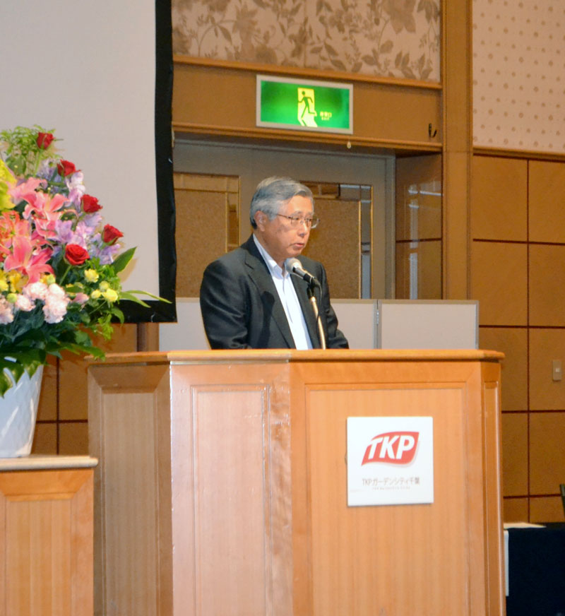県商工会議所連合会の定時総会であいさつする佐久間会長=28日、千葉市中央区