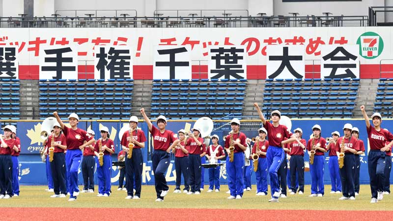 「ジャンボリミッキー」を演奏する習志野と拓大紅陵の吹奏楽部員=6日、千葉市美浜区のZOZOマリンスタジアム