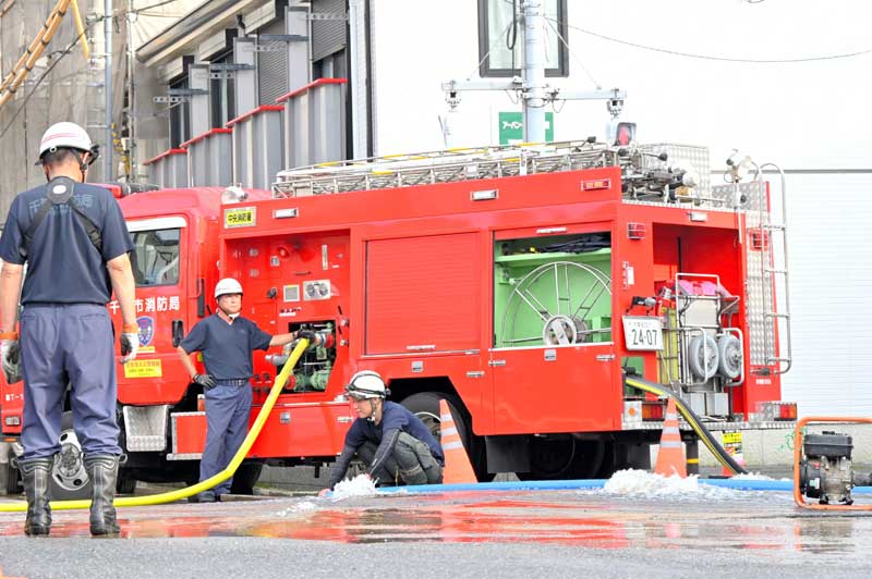 地面からあふれた水=17日午後4時40分ごろ、千葉市中央区新千葉の新千葉駅入口交差点