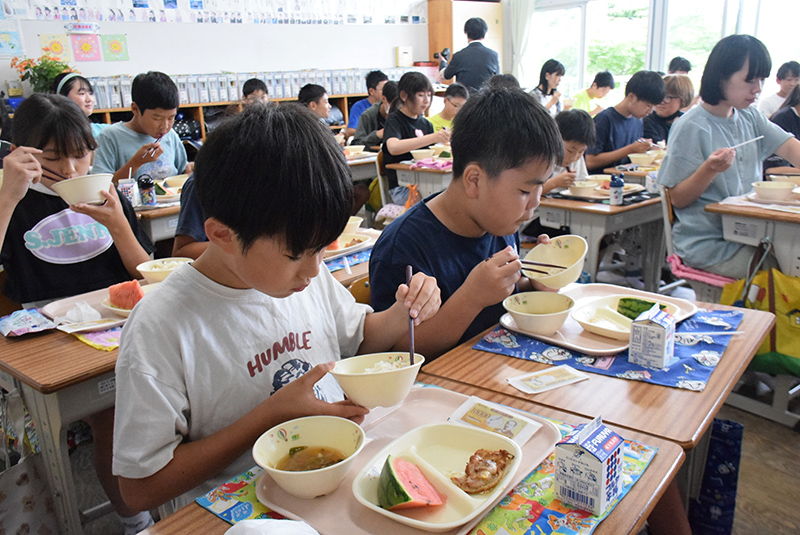 旭市とゆかりある渋沢栄一にちなんだ記念給食を味わう市立中央小の児童=2日、旭市