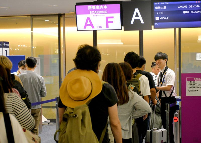 成田空港から奄美に向かう旅行者でにぎわうピーチ便の搭乗口＝１日午前６時４５分ごろ、成田市