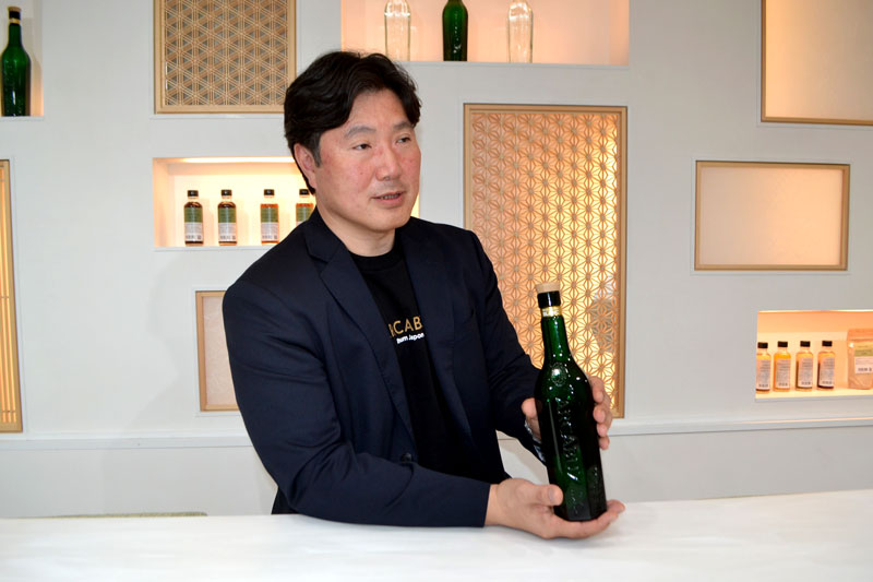 アーキバス製造時のこだわりを話す大東製糖の木村代表取締役