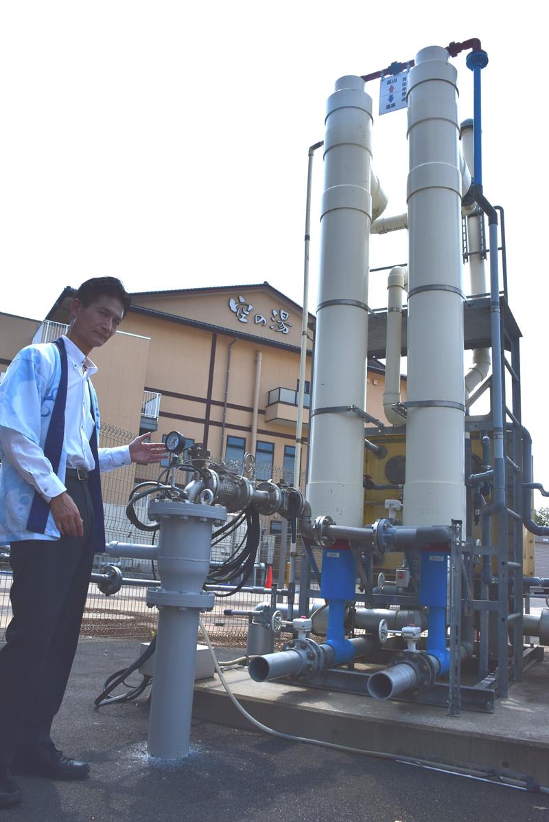 温泉水と天然ガスを分離させる設備＝芝山町の「成田空港温泉空の湯」