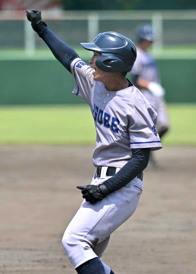 ７回表磯辺１死一、三塁、長谷川が左へ適時打を放ち塁上でガッツポーズ＝第一カッター