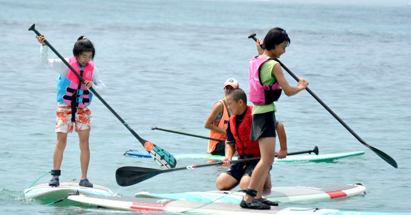 ＳＵＰを体験する豊浜小の児童たち＝勝浦市