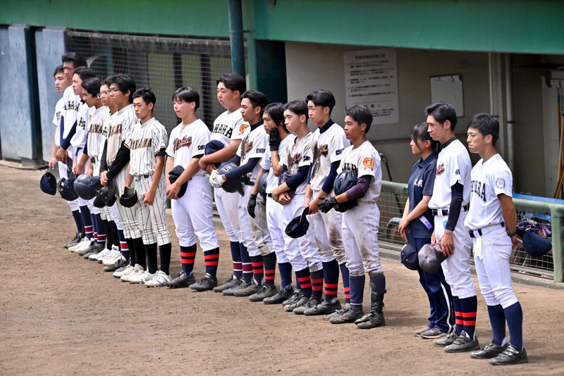 試合後にベンチ前に整列する生浜・天羽・市原・君津青葉連合ナイン=袖ケ浦市営