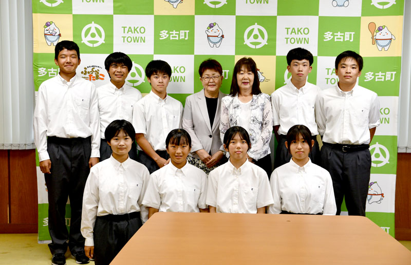 平山町長（後列右から３人目）に全国大会での活躍を誓った多古中ゴルフ部員＝多古町役場