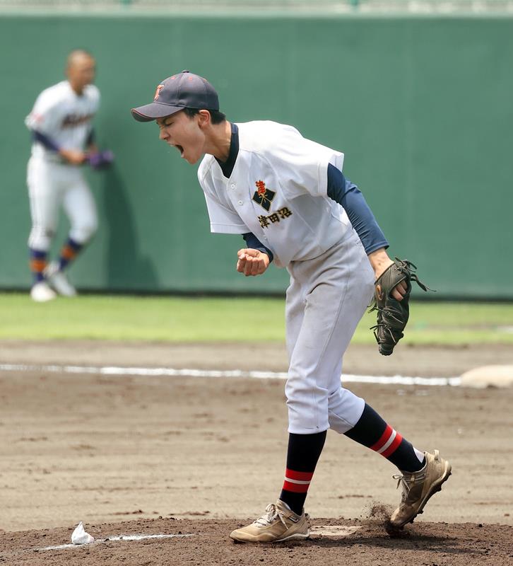 津田沼―昭和学院　６回裏、三者凡退に抑え雄叫びを上げる津田沼の新垣主将＝成田大谷津