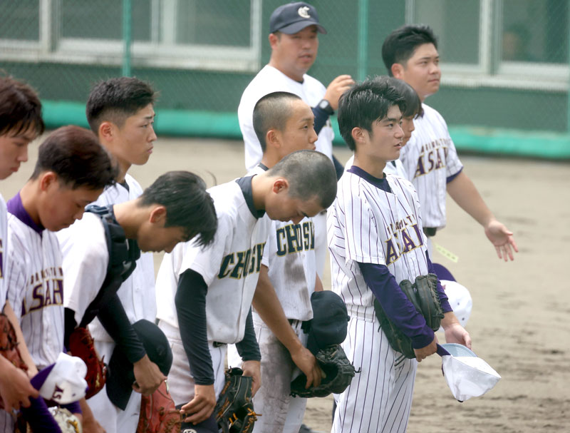 柏井－旭農・県銚子連合　スタンドへあいさつする高橋主将（右から３人目）ら連合チーム＝成田大谷津