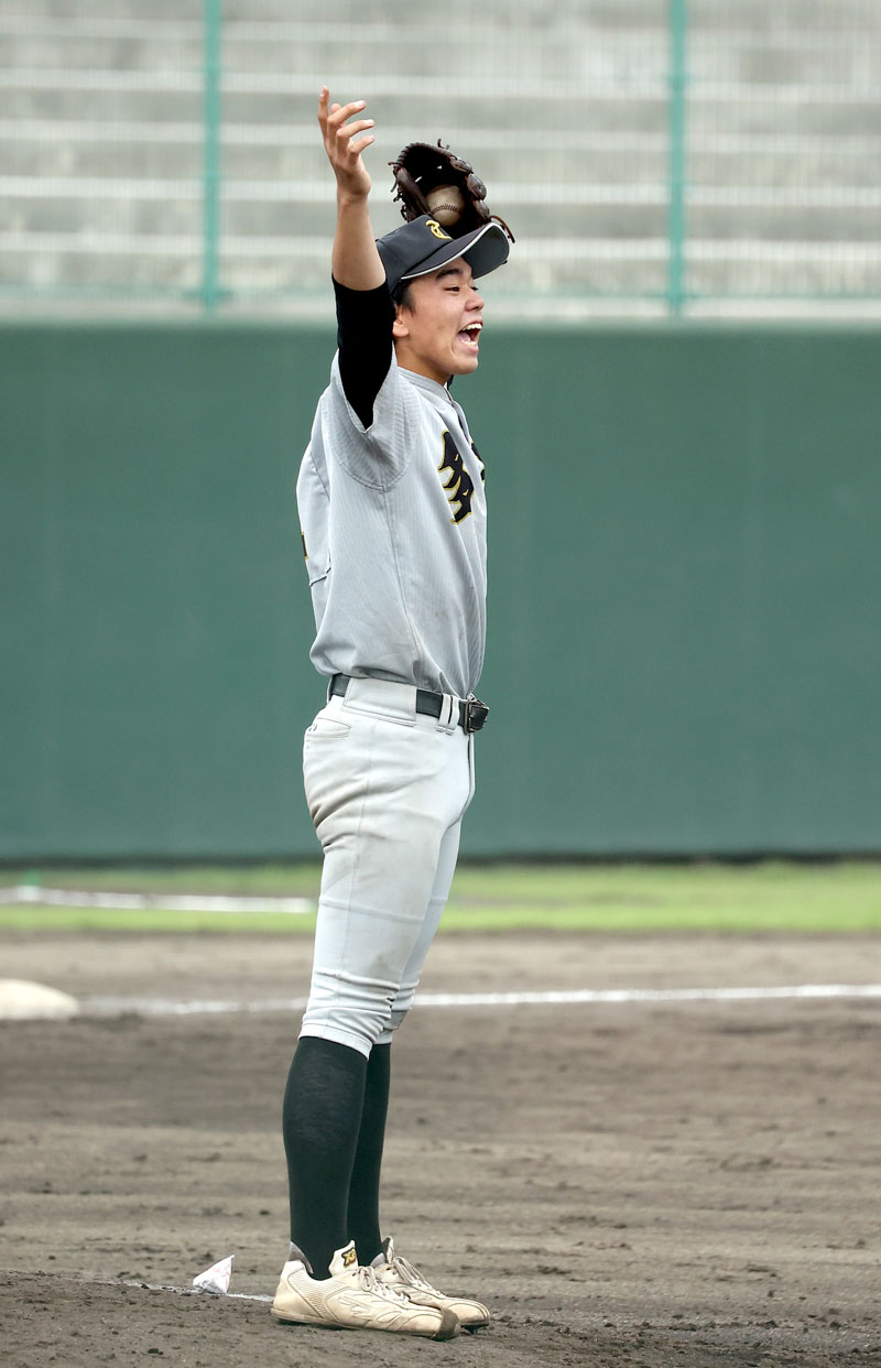 多古―市柏 3回裏市柏無死二塁、野手に声をかける多古の村山=成田大谷津