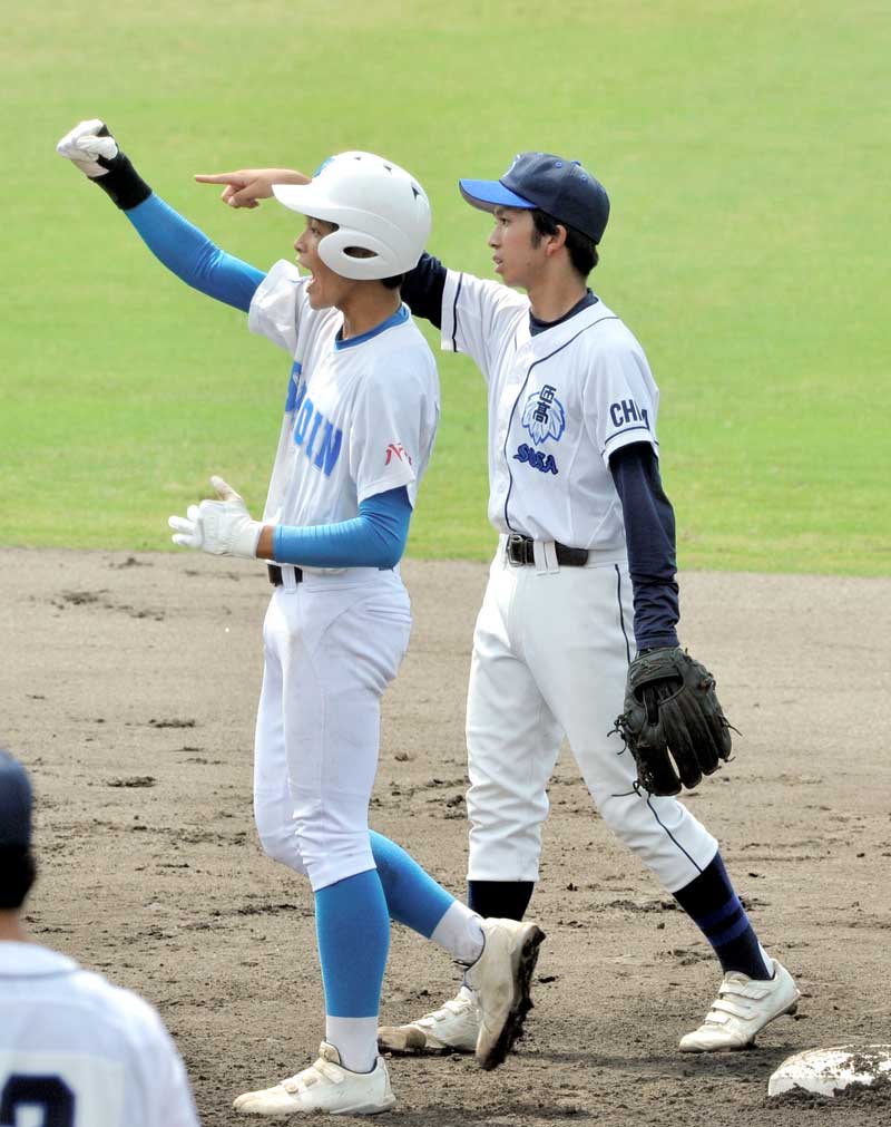 匝瑳-八千代松陰 2回裏1死二、三塁、左越え先制打を放ち、スタンドの応援団に向かってガッツポーズする八千代松陰の加藤=長生の森