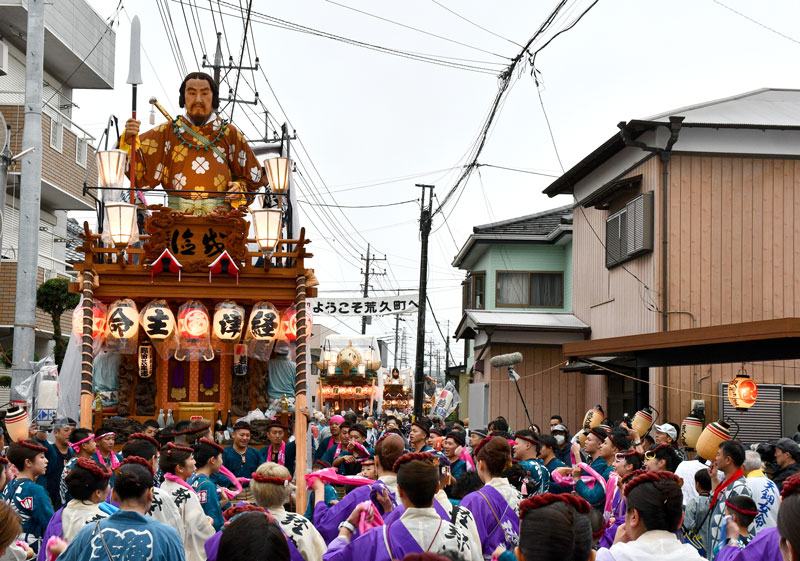 香取市佐原地区の伝統の祭り「佐原の大祭夏祭り」が12日開幕し、佐原の町並みは活気に沸いた=同市