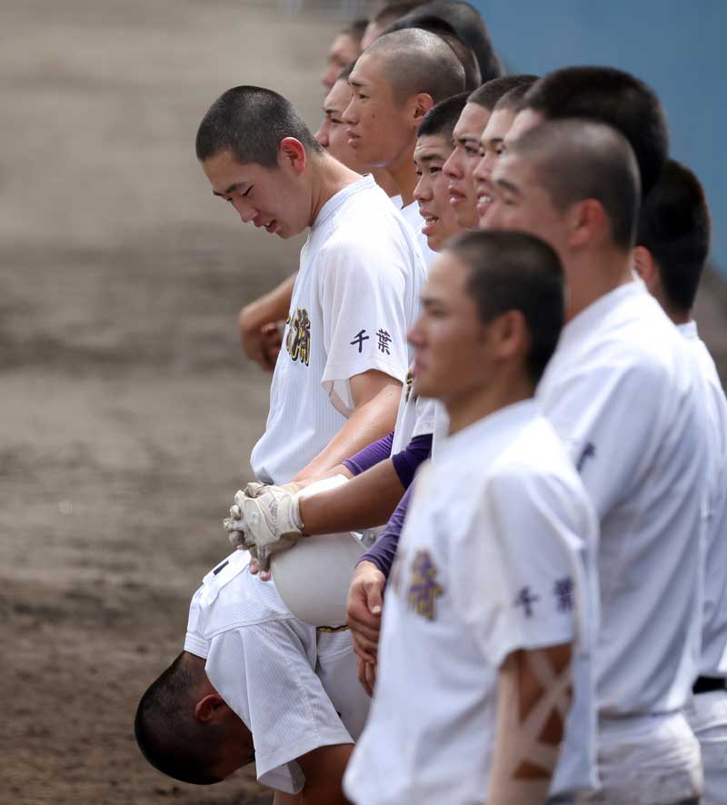 千葉経済大付―成田 試合後、泣きじゃくる谷口を支える千葉経済大付のエース福井=県総合SC