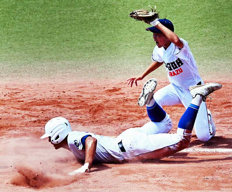 木更津総合-翔凜 4回裏、タッチアウトとなる翔凜の石田=ゼットエー