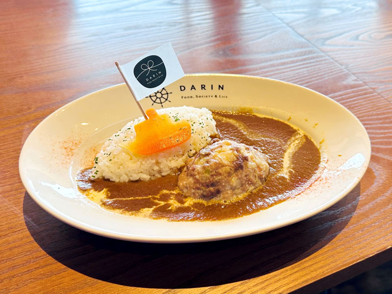 認証第1号店となったレストラン「舵輪」の半熟卵の木更津「海自」フーカデンビーフカレー(「らづ-Biz」提供)