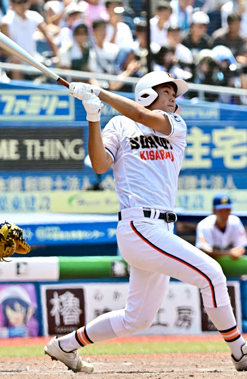 木更津総合-中央学院 5回裏木更津総合1死一、二塁、井上が右越えに先制3ランを放つ=ZOZOマリン