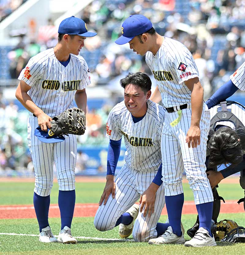 木更津総合―中央学院 準々決勝で敗退し泣き崩れる中央学院の蔵並(中央)=ZOZOマリン