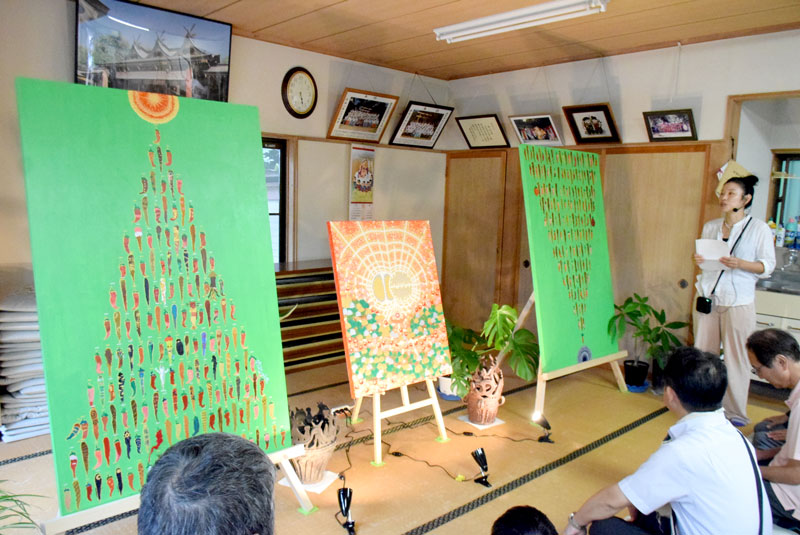 西宮神社社務所に展示される「とがらしごぼう」の風習にちなんだ共同制作作品(左右の2枚)=旭市
