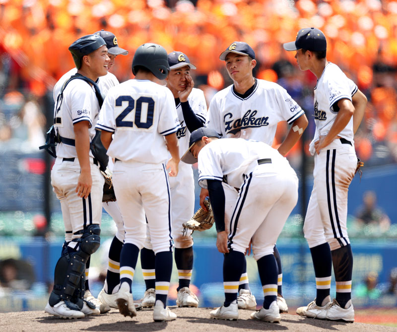 東京学館-木更津総合 7回裏無死満塁のピンチでマウンドに集まる東京学館ナイン=ZOZOマリン