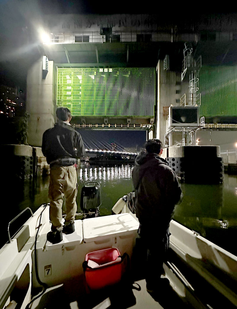 ボートで夜釣りをするＣＵＣ釣りサークルの会員