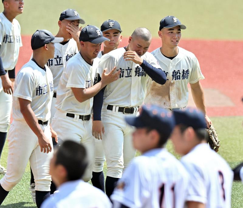 サヨナラ負けに涙を流す市船橋の工藤（右から２人目）