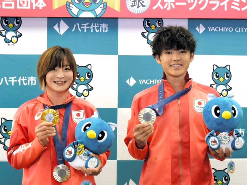 地元の八千代市役所に凱旋したパリ五輪柔道女子48キロ級金メダルの角田選手(左)とスポーツクライミング男子複合銀メダルの安楽選手=26日