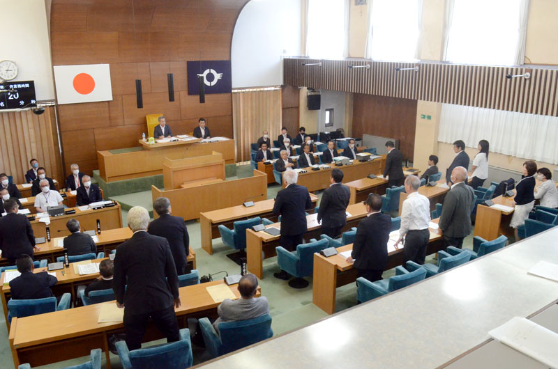 新ごみ処理施設関連の一般会計補正予算案が賛成多数で可決された東金市議会＝７日、同市