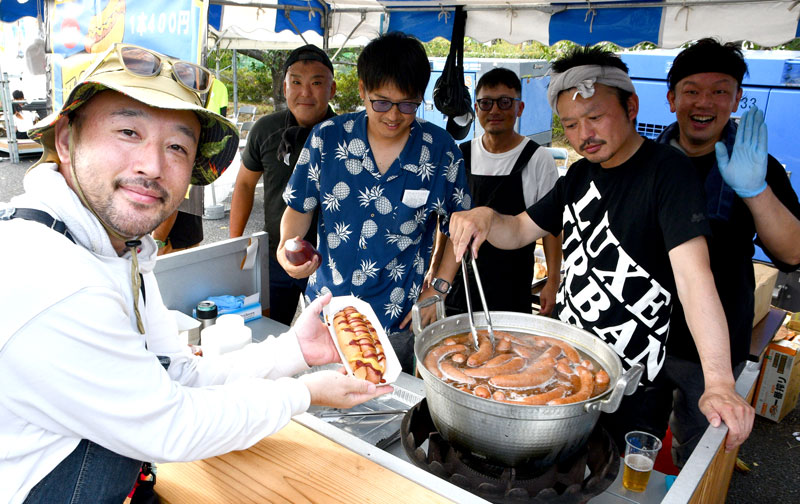 町特産のSPF豚を使ったホットドッグを販売した町商工会青年部のメンバーら=10日、東庄町