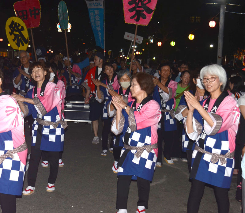 「ヤッサ東金祭」で、東金中央公園沿いの通りで「やっさおどり」を楽しむ参加者ら＝１０日、東金市