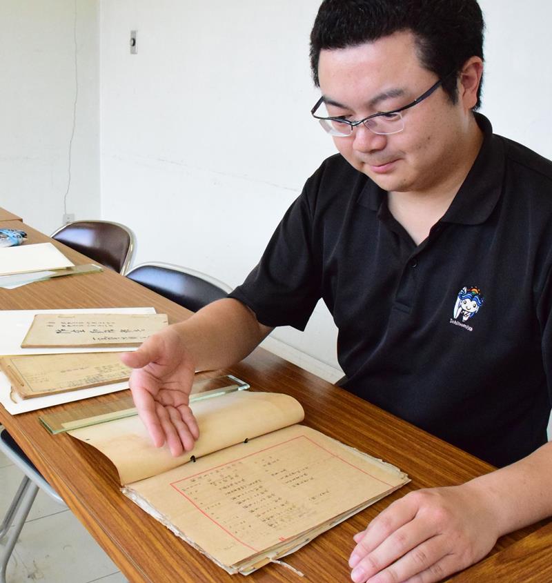 寄贈された郷土の戦争関係の文書を説明する江沢学芸員＝一宮町