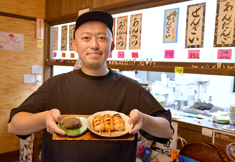 「後藤だんご屋」のこだわりが詰まった二枚看板のやきだんご(右)とあんだんごを紹介する店主の後藤慧さん=成田市