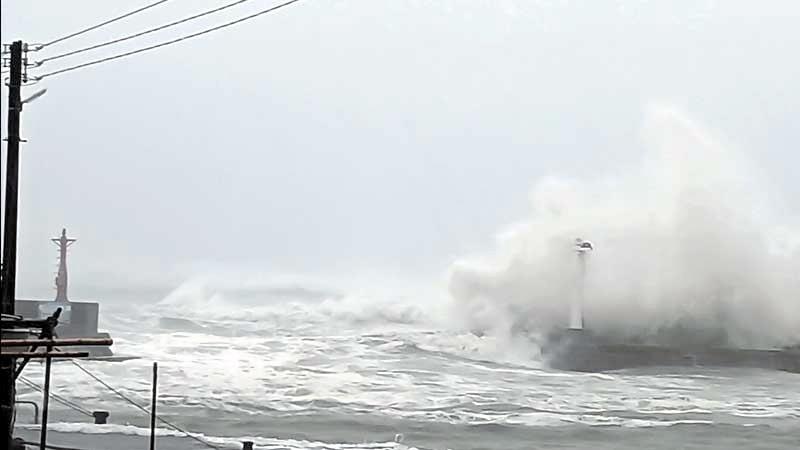 台風7号の接近で防波堤に打ち付ける高い波=16日午後3時ごろ、御宿町