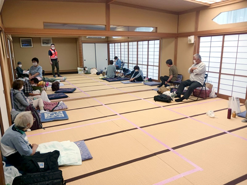 台風７号の接近に伴い、避難した住民ら＝１６日午後、いすみ市