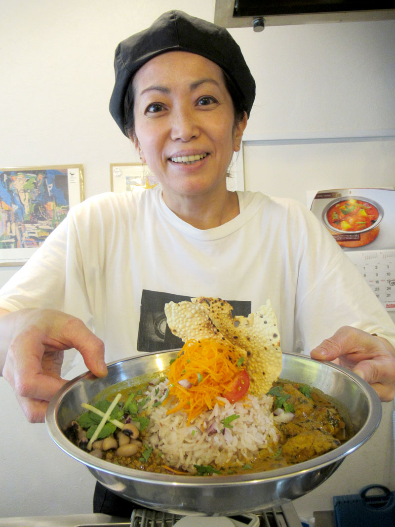 マイボンＣＵＲＲＹを手にする「マイボンさん」こと湯川さん。カレーのビジュアルもとても美しい＝市川市