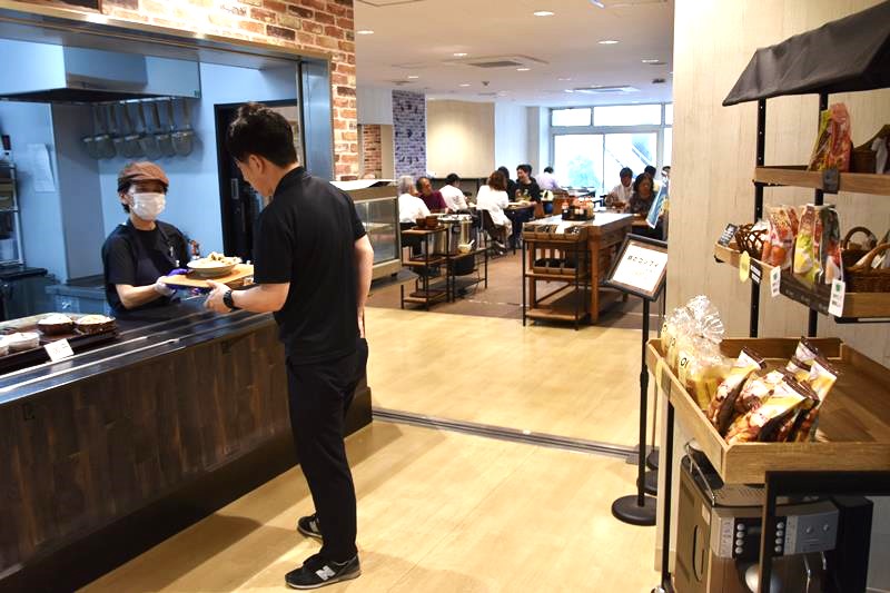 多くの市民でにぎわう佐倉市役所食堂＝同市海隣寺