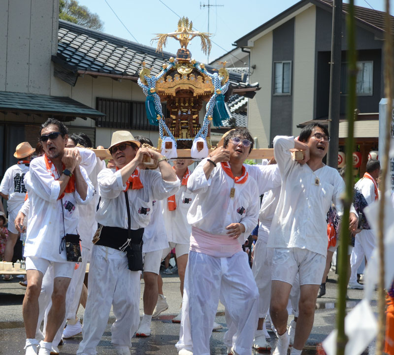 かけ声を上げながら「上町」のみこしを担ぐ住民ら=3日、横芝光町