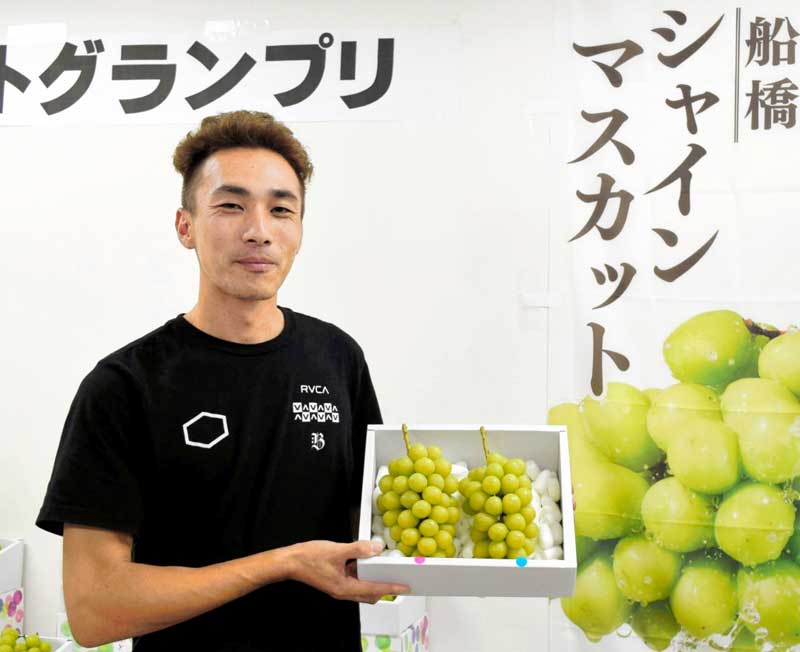 「ふなばしシャインマスカットグランプリ」で1位に輝いた斎藤さん=船橋市豊富町のJAいちかわ船橋経済センター