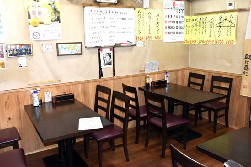 ジンジャーエール関連のお品書きやポスターが並ぶ店内。一部商品は「当店オリジナル」との赤文字でアピールしている