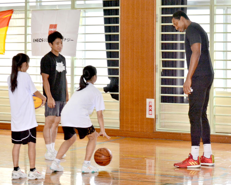 アドバイスを送る大橋選手（左から２人目）とジージオ・ベイン選手（右）