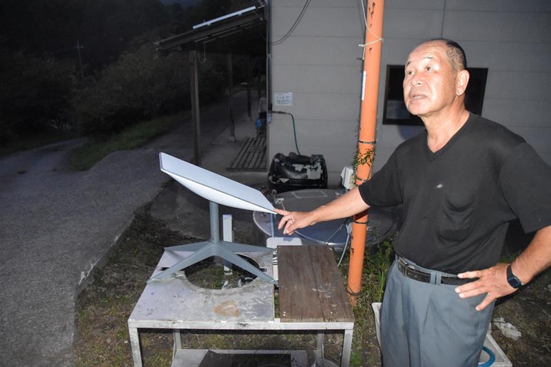 防災拠点に設置した衛星通信サービス「スターリンク」の特長を説明する芳賀さん＝南房総市