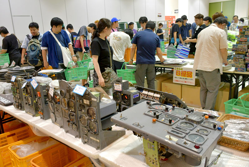 計器パネルなど珍しい航空機部品が並んだ航空　ジャンク市の会場＝７日、芝山町