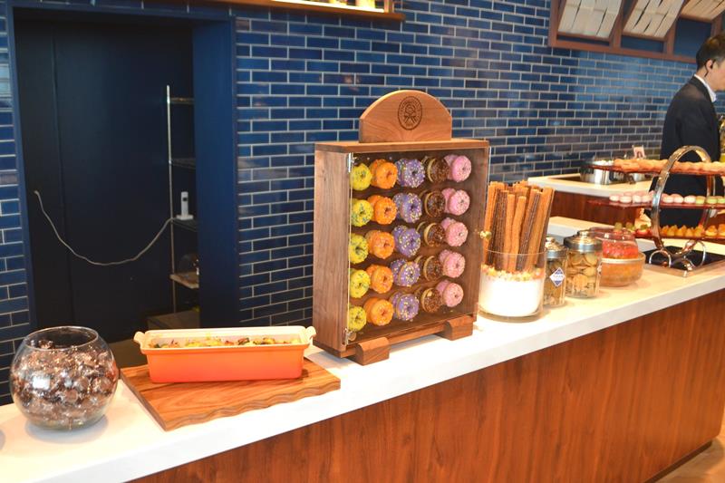 ラウンジでは、飲み物やホテルパティシエが作るスイーツを提供する