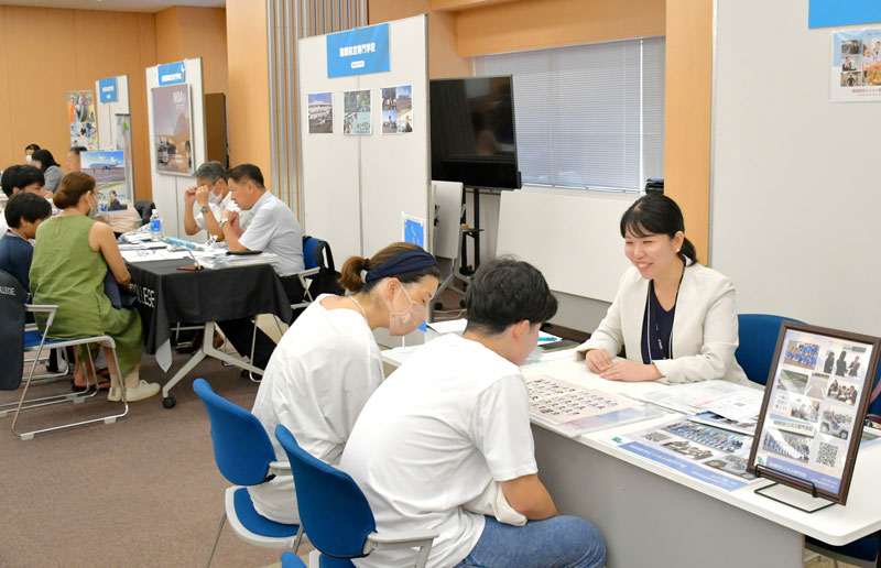 全国各地にある航空専門学校が成田空港で高校生にアピールした合同説明会＝成田市