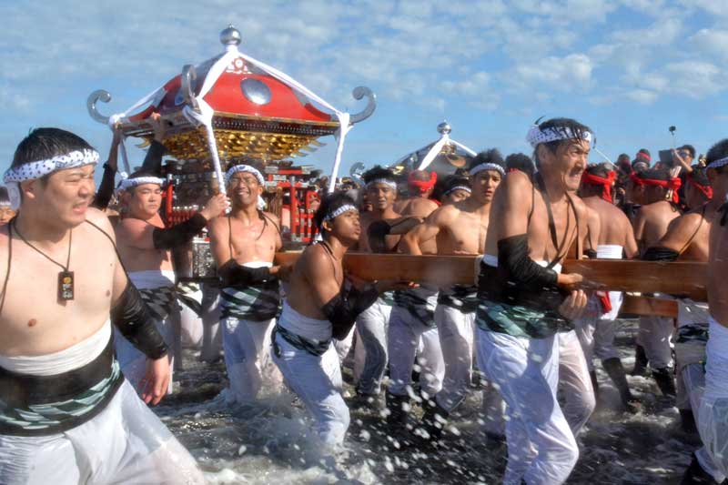 みこしを担いだ上半身裸の男たちが海へ豪快になだれ込んだ＝２３日、いすみ市