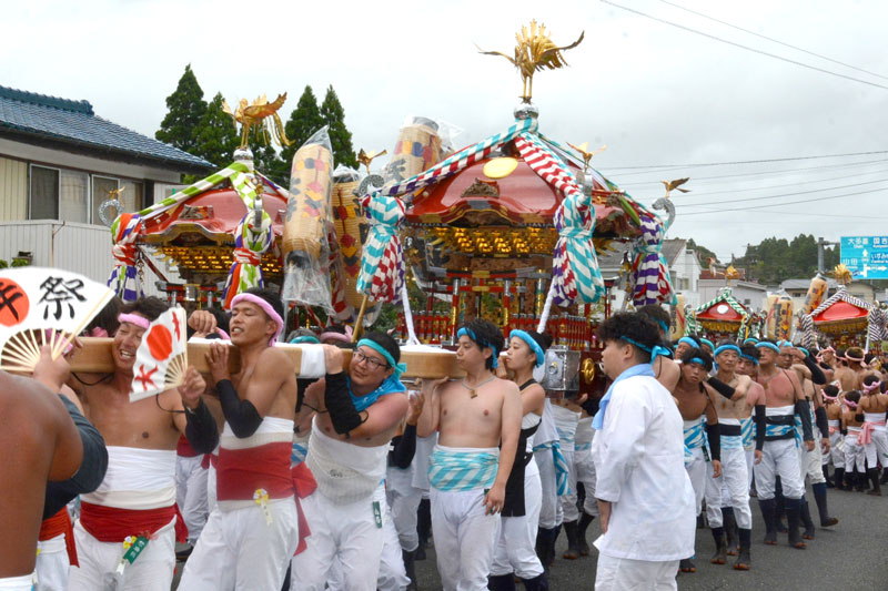 大原地区の3基と一緒に渡御する山田神社のみこし(中央)=22日、いすみ市