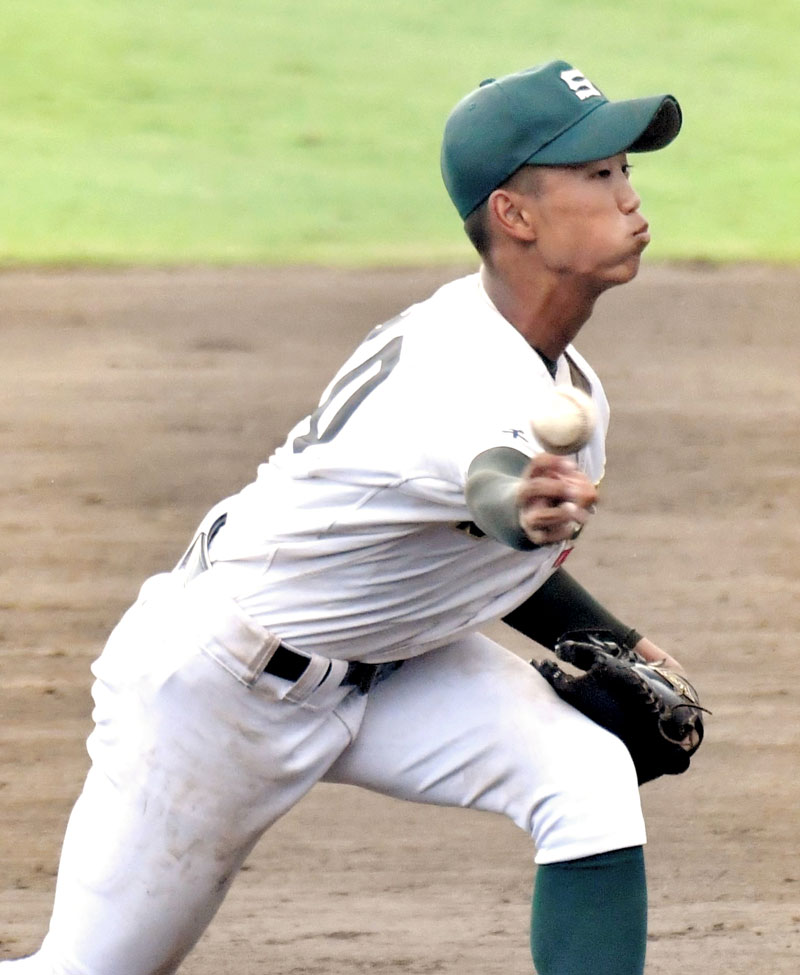 銚子商－専大松戸　４回表から３番手で登板し、５回１／３を無失点に抑えた専大松戸の高橋＝県総合ＳＣ