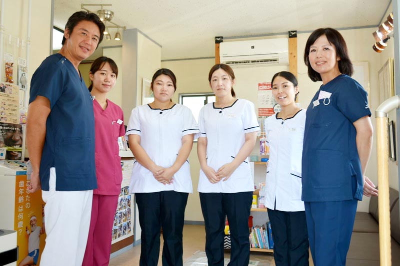 開かれた医療を目指す「ちはら歯科医院」のスタッフ。左が本間院長＝いすみ市