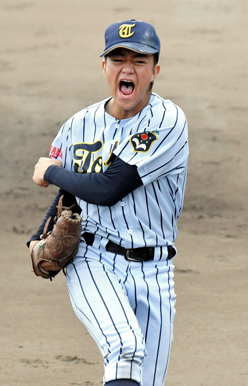 千葉黎明－東海大市原望洋　７回裏２死二、三塁のピンチで三振を奪い雄たけびを上げる東海大市原望洋の畑中＝柏の葉